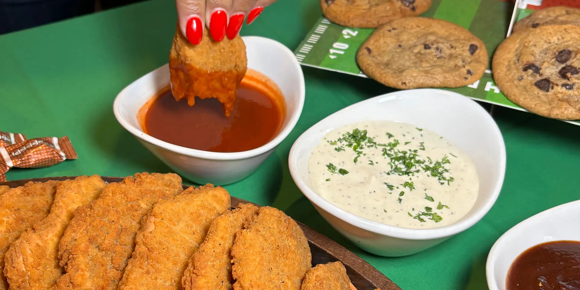Breaded bites with sauces and cookies